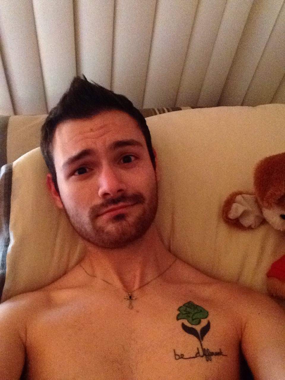 justlearningasigo:I want to go to pass out so badly but tat the same time going to