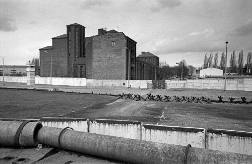 chrisjohndewitt: Berlin Kopenhagener Strasse 1985. The Berlin Wall in the foreground, near to Wilelm