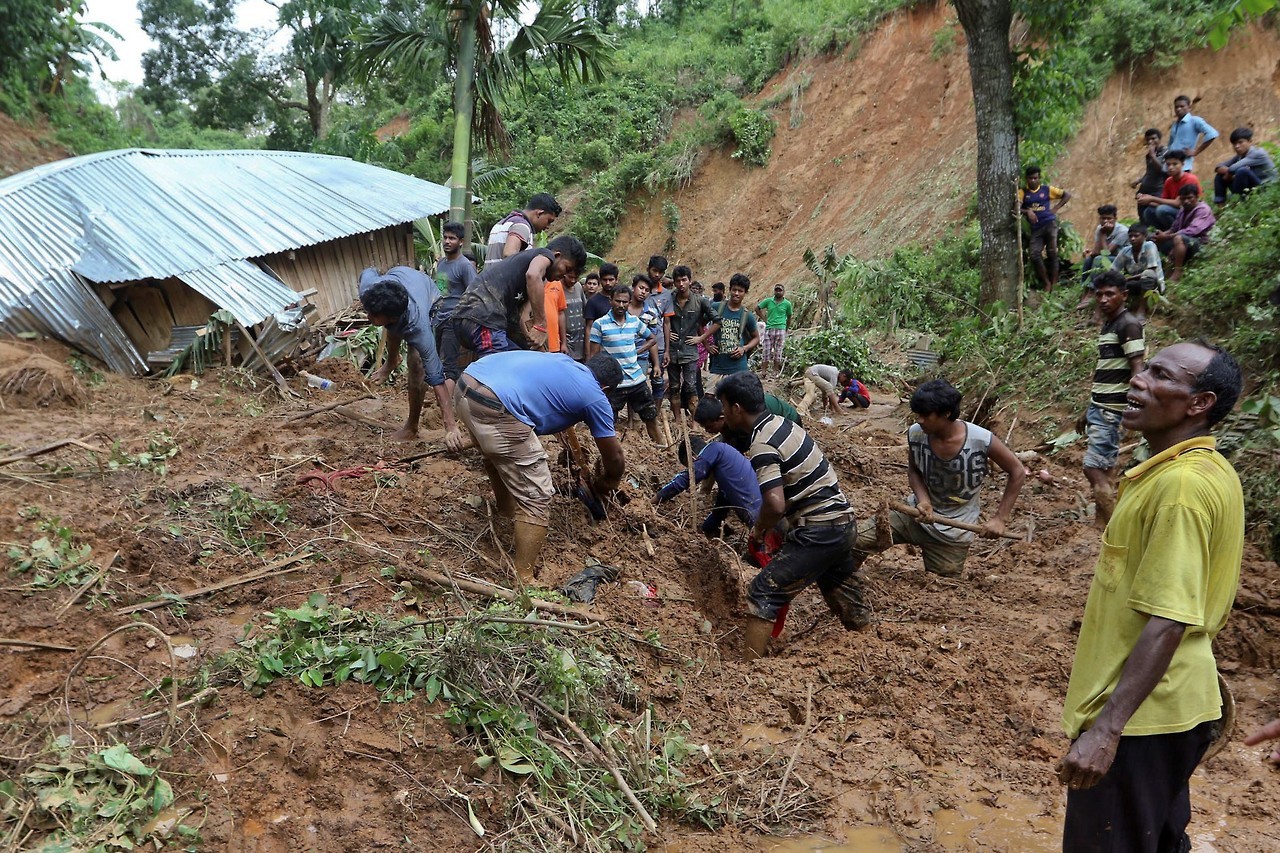 ALUD. Al menos 134 personas han perdido la vida por deslizamientos de tierra provocados por las fuertes lluvias en el sureste de Bangladesh. Se espera que la cifra siga creciendo según vayan llegando las autoridades a todas las zonas afectadas,...