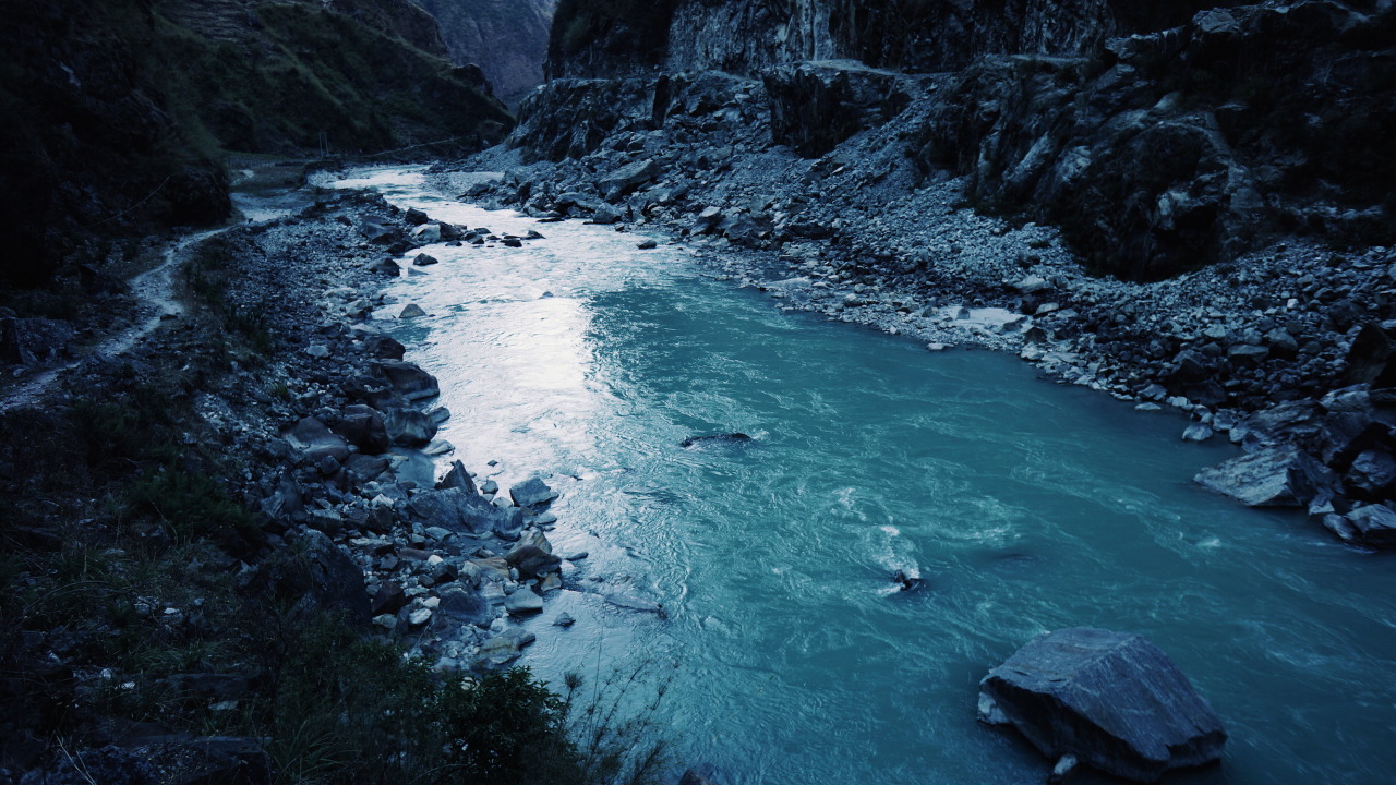 marinesnows:  In the shade of the mountains 