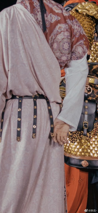 Traditional Chinese hanfu on the runway.