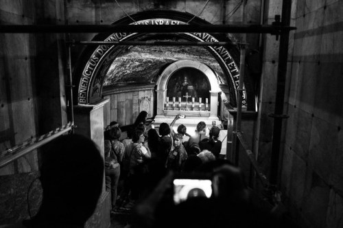 People around the tomb of St. John the Baptist by Isidre Cor https://flic.kr/p/2hsq9WH