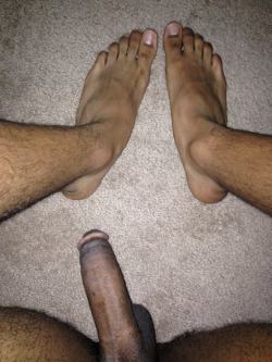 western79th:  footjahb:  blkmale4play2:  Yes Sir! Now this what I’m liking … Long Feet, Toes and a good look at his nice Heels …  #feet #toes n #dick  I wanna smell his ass