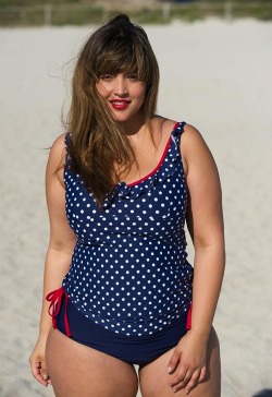 curveappeal:   Denise Bidot  42 inch bust, 34 inch waist, 46 inch hips for State of Mind Active