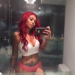 brittanyarazavi:  Brittanya Razavi sexy selfie http://fatlossfactormax.com/carrot-juice-benefits/