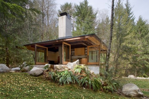 archatlas:    Tye River Cabin Olson KundigSituated in a dense forest near the Tye River, this meditative retreat connects to the nature that surrounds it.The square base of the two-level structure is rendered in cast-in-place concrete, as is the large