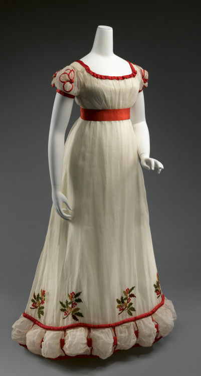 gleeandglory:fripperiesandfobs:Dinner dress, 1824-26From the Metropolitan Museum of ArtI want to wea