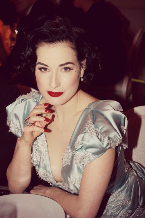 Dita Von Teese - DietDita starts every morning with the Glowing Green Smoothie made of 70% green f