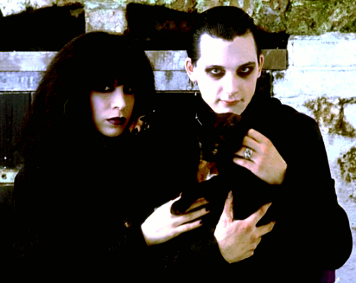 firedances:hollywoodgoestofrankie-blog:Dave Vanian with Laurie & their cat Demon, photographed b