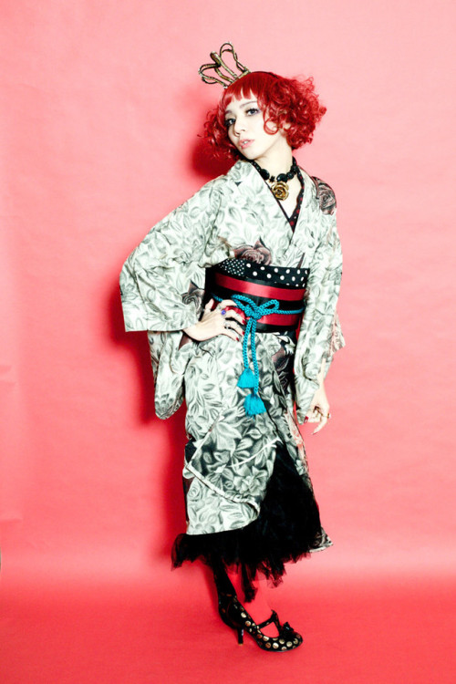 Interesting modern kimono styling by Dalineko, showing “pinned” okumi flaps, somehow mimicing how su