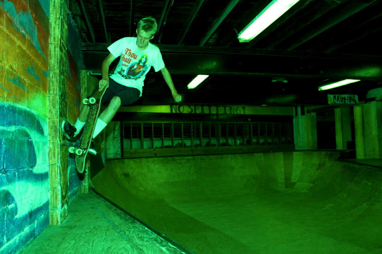 Isaac Tackett footplants to fakie while my white balance was off.