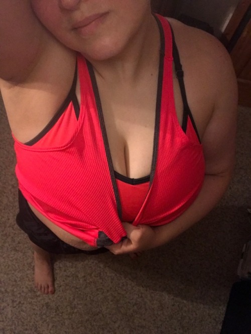 mamma-mia1:  Monday workouts are tough. Feeling great though! Legs are firming up, ass is feeling tighter. I’m always happy that I went and did it. Feeling accomplished! Happy Monday everyone💋💋💋