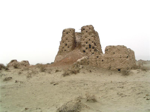 incandescent-justice:mostly-history:Ruins of Loulan (Xinjiang, China).Loulan was a desert oasis city