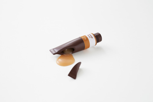 fireandshellamari:sleeplessinldn:Absolutely in love with Chocolate-paint by Nendo; amazing Christmas