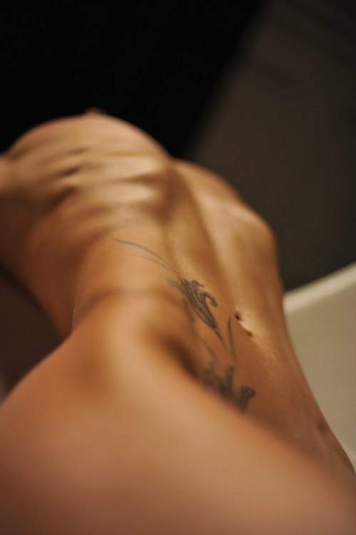 fleshandblonde:  Hip angle