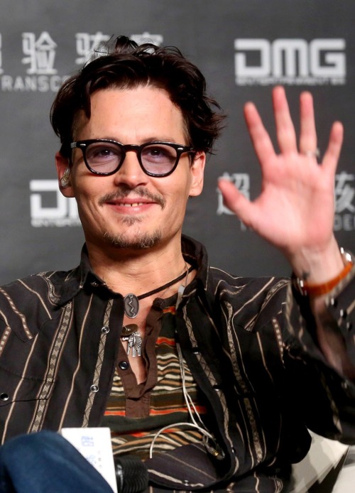 TBT: Johnny Depp, being cute as always, 8 years ago (2014), on this day (March 31), during the Press