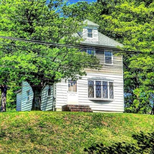 A house in #Bay_Terrace, #Staten_Island www.instagram.com/p/CeIC2Y3sqBW/?igshid=NGJjMDIxMWI=