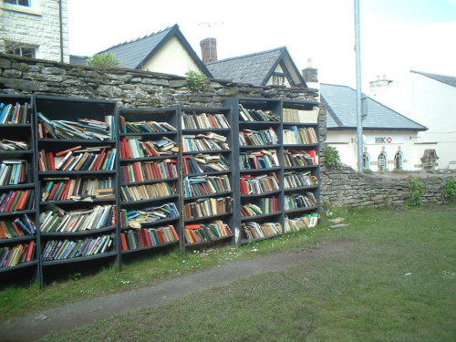 johndarnielle:writersflow:starry-eyed-wolfchild:A town known as the “town of books”, Hay-on-Wye is l