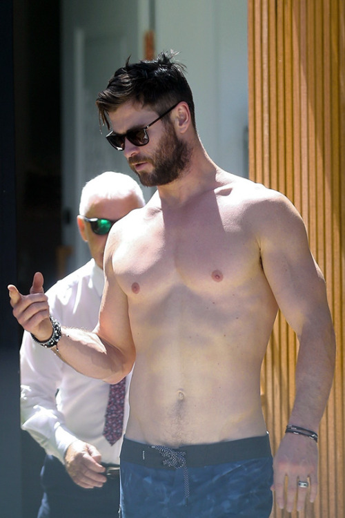 rhodulo: Chris HemsworthByron Bay