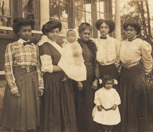 twixnmix:Portraits by James Van Der Zee  Women and children, Lenox (c. 1909)Harlem (c. 1920)Alpha Ph