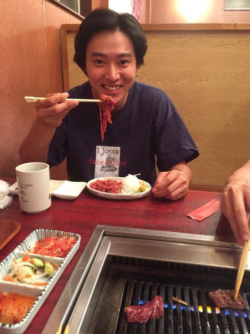 kento-tsundere: ‏@fukuda_u1:「鰻屋から焼肉にハシゴっ！？わんぱくにも程がある！」って新井くんに言われながらも本当に行ってで、この写真「俺、まだ米食えるよ」って言った