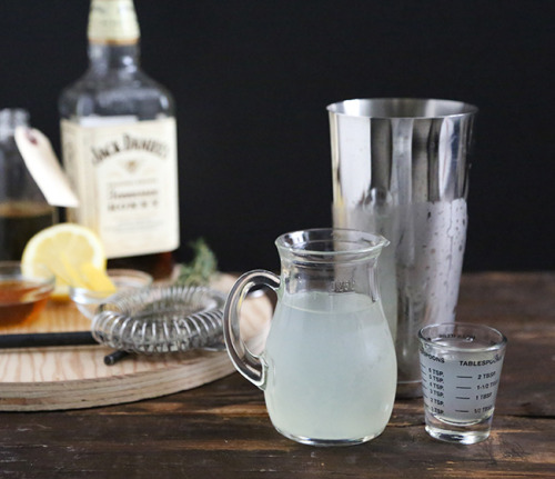 thewomanandthebell: geekscoutcookies: weian-fu: bobbycaputo: Honey Whiskey Lemonade This looks yummy