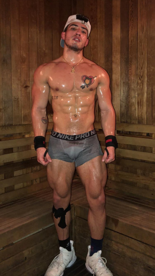 ohmyguys:xtremephysique:Damn, that’s hot!