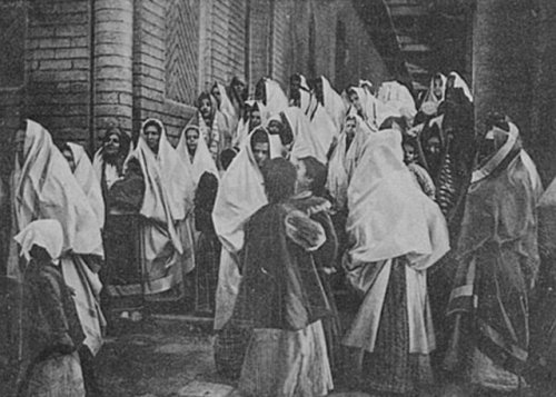 sniper-at-the-gates-of-heaven:women exiting the chaldean catholic church in baghdad, 1908