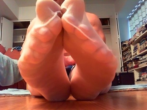 skyewoodshaven:  NYLON FEET