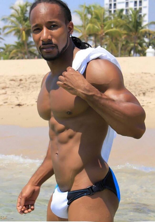 speedobuttandtaint:  tightholebigdick:  Hey Mr Green 😍👅  Speedobuttandtaint