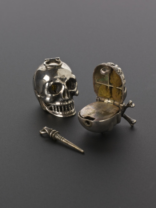 sutured-infection:Silver skull vinaigrette, Europe, 1701-1900Like pomanders, vinaigrettes could be u