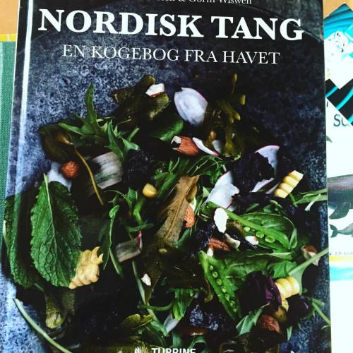 Ännu en ny nordisk tångkokbok! Extra spännande att den innehåller många recept med kött. Nordisk Tang på danska. Turbine förlag. Av @nordisktang