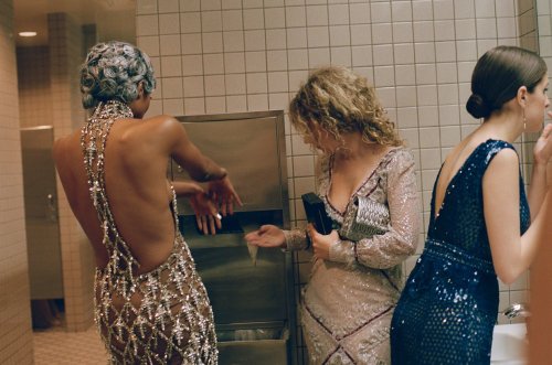 surfide: dailyactress: The MET Gala bathroom by Cass Bird I love this because they all know they loo