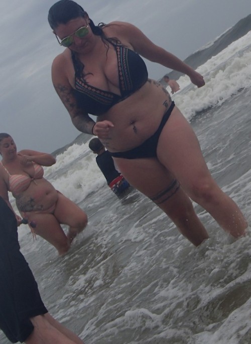 rocket126: you just can not pass up on 2 busty bbws in bikinis on the beach…
