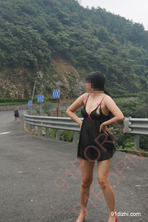 【10P】户外露出情趣内衣勾引色老头（二） 为维护投稿人隐私，随时删帖，如果你喜欢，请转发让更多的人看到。更多精品原创自拍请关注 yushuyouhuashuo.tumblr.com