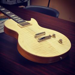 guitarlust:  gibsonguitarsg:Les Paul Standard 1 Pickup in NaturalSWEET CHILD O’ MINE ALL DAY.