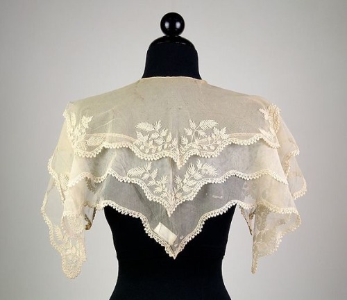 vint-agge-xx: Pelerine: A Women’s cape with lace or silk, with pointed ends at the center fron