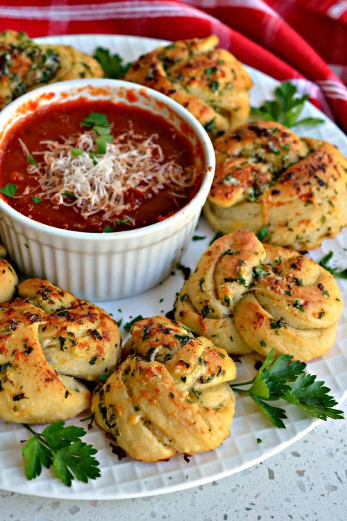 foodffs:These delectable Garlic Knots are made easy using already made fresh or refrigerated canned 