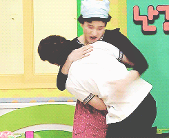keyeomi:  Poor Jinki being groped (// ╥﹏╥//) 