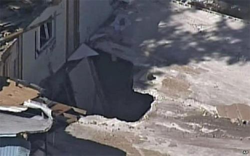 FLORIDA SINKHOLES (Dolines) On February 28th, 2013, a Florida man disappeared into the ground along 