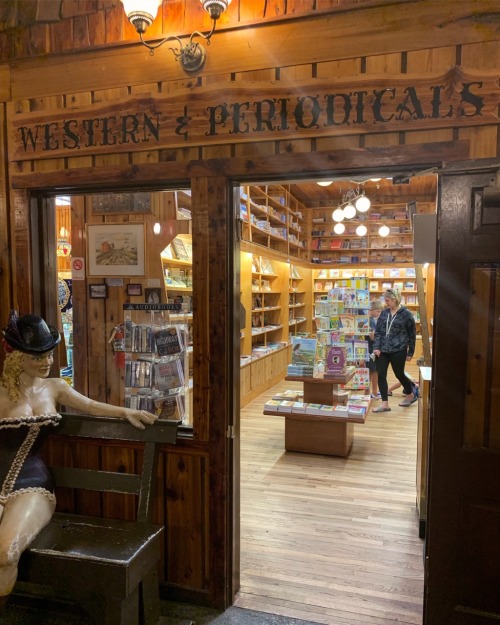 thekineticmachine:authorbrandondion:Hole in the Wall Book Store is an independent