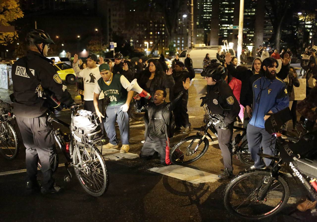 RECLAMO. Las protestas por Ferguson se extienden por segundo día en Estados Unidos, más de 2.000 efectivos de la Guardia Nacional fueron enviados a la zona de St. Louis para controlar una segunda jornada de disturbios, después de que un jurado...