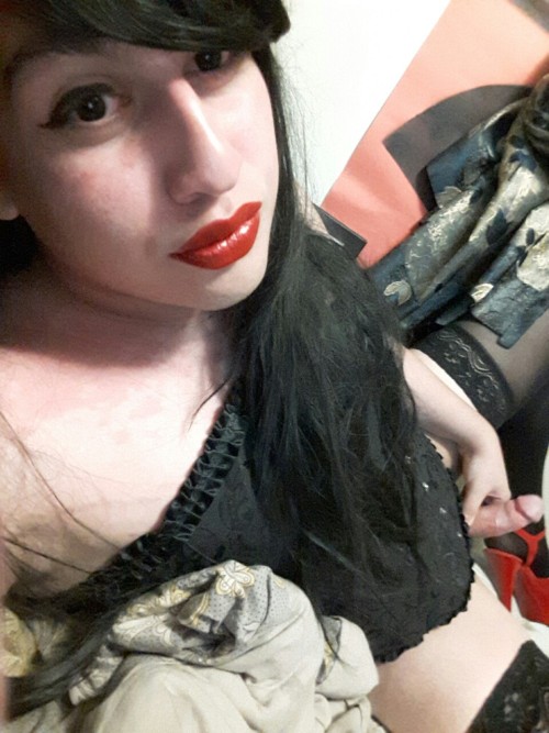 sammyess:  So the video was a hit :p enjoy this photoset, black corset, redd heels, red lips