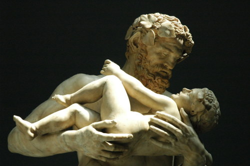 classicarte: Silène avec Dionysos enfant. Marbre, copie romaine du milieu du IIe siècle ap. J.-C. d'