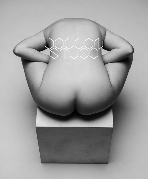 EHIND LOOK . . . . . #body #bodyart #bodypaint #portrait #xelfie #solesfetish #maturewomen #bö&