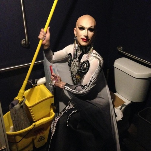 sashaavelour: donxmen: Here is the QUEEN @sashavelour reigning from her throne backstage at @lo