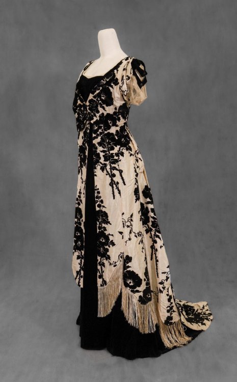 costumeloverz71:
“Evening dress early 1900′s.
”