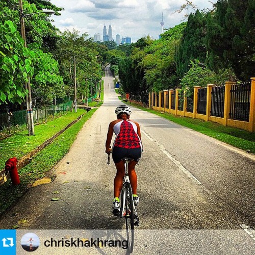 pedalitout: #RiseandRide #cyclechicks with @chriskhakhrang #chickswhoride ・・・ Nothing compares with 
