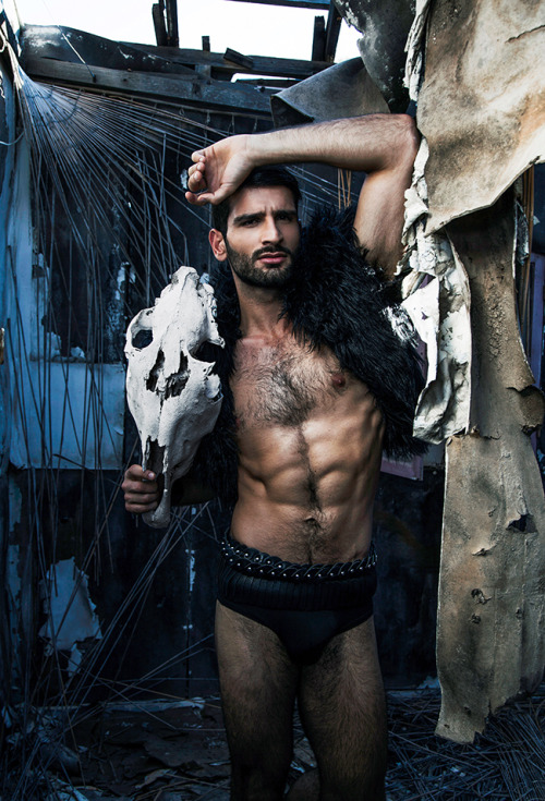todohombres:  Mixalis Kampourakis Este hombre me tiene enamorado! Está buenísimo! 