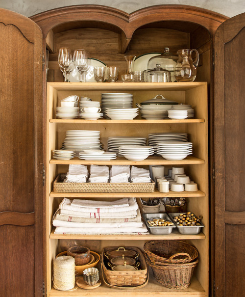 Fonte Country Living Magazine landmark-cabin-cabinet-1015Posted tinamotta.tumblr.com